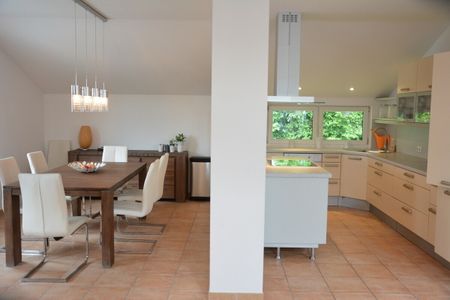 STILVOLLE MANSARDENWOHNUNG IN RUHIGER SIEDLUNGSLAGE VON GARSTEN - Foto 4