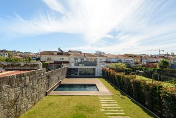 Moradia V5 em Senhora da Hora com jardim e piscina