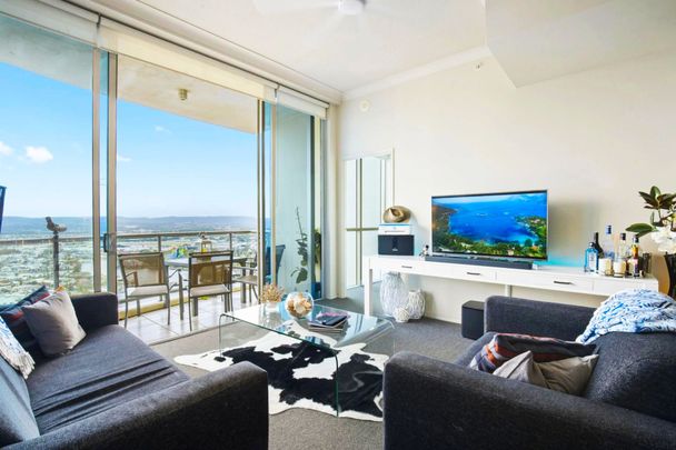 RESORT LIVING IN THE HEART OF SURFERS PARADISE! - Photo 1