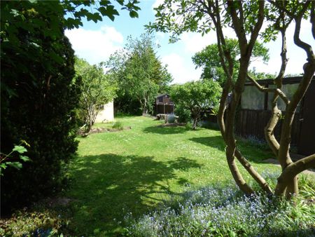 2 bed detached bungalow to rent in Grasmere Avenue, Hullbridge, SS5 - Photo 2