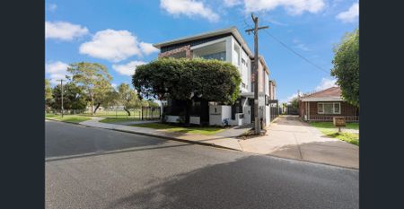 High-Spec Furnished Apartment in Central Morley – Free WiFi & Keyless Entry - Photo 3