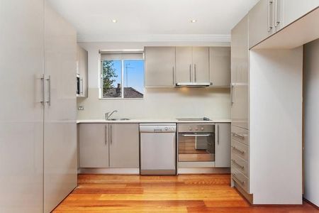 IMPECCABLE APARTMENT IN ONE OF COOGEE'S BEST STREETS - Photo 3