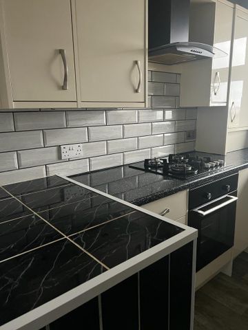 3 bedroom flat to rent - Photo 2