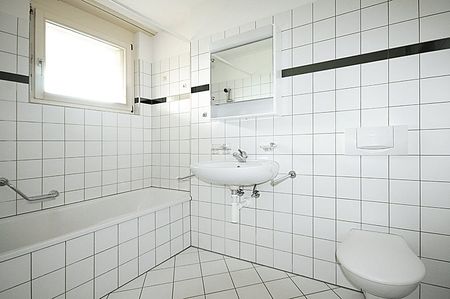 "Bright and centrally located apartment looking for a new occupant!" - Photo 5