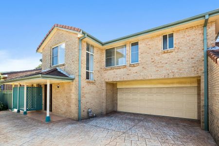 Spacious & Stylish 3-Bedroom Townhouse in Premium Location - Photo 2