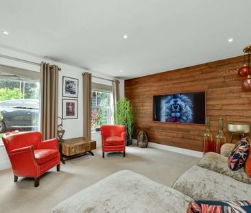 Beautifully presented home within striking distance of both Weybrid... - Photo 1