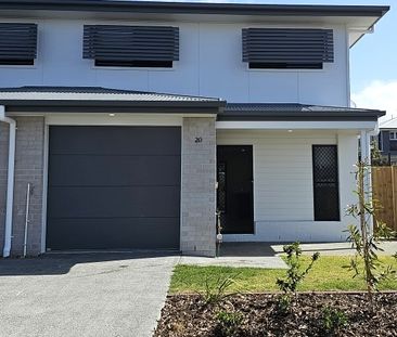 GREAT LOCATION-NEAR NEW FULLY DUCTED 3 BED 2 BATH TOWNHOUSE - Photo 2