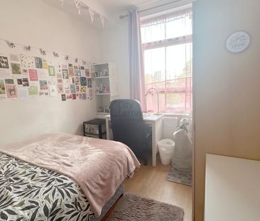 4 Bedroom Mid Terraced House - Photo 2