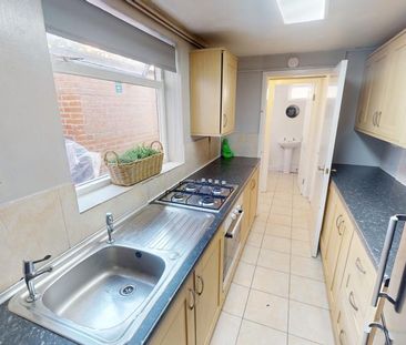 4 bedroom terraced house to rent - Photo 2