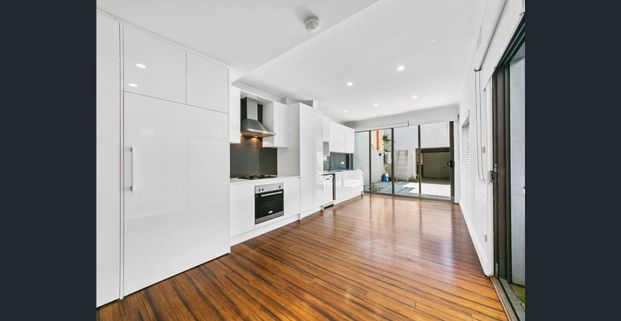 Stunning home in quiet neighbourhood - Photo 1