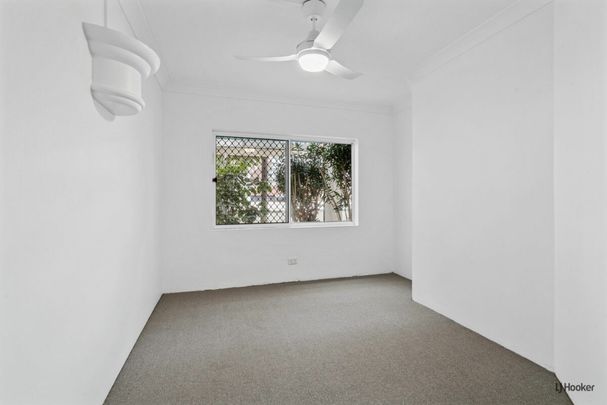 Beachfront Living in Surfers Paradise! - Photo 1