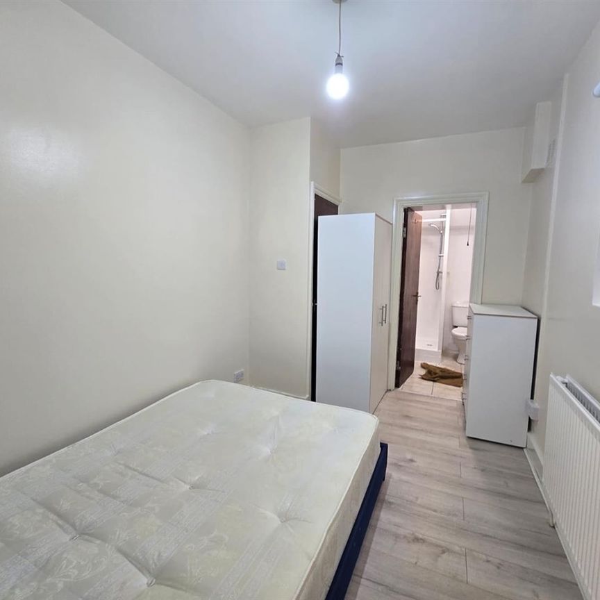 4 Bed Flat, Stockwell Road, SW9 - Photo 1