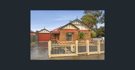 Bright and Spacious Family Home in Prime Location - Photo 5