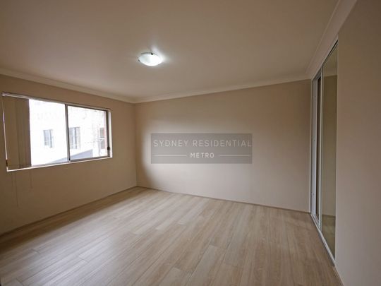 Large 1 Bedroom Unit with floorboard - Photo 1