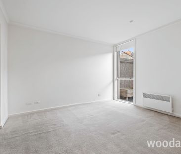 CHARMING APARTMENT IN IDEAL LOCATION! - Photo 2