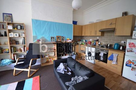 3 bedroom flat to rent - Photo 2