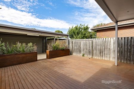 WELL PRESENTED 3 BEDROOM TOWNHOUSE - Photo 2