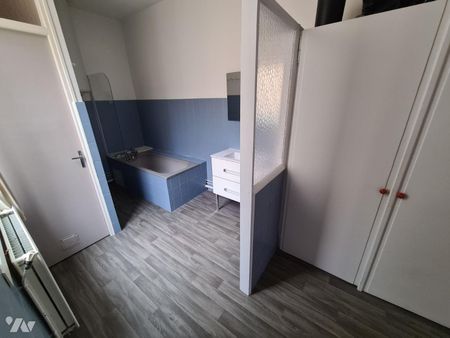 Appartement récemment rénové à louer dans petit immeuble situé à proximité du CHD et du parc Zi... - Photo 5