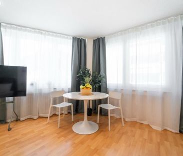 Modern möblierte 1,5-Zimmer Wohnung mit Balkon in zentraler Lage - Photo 1