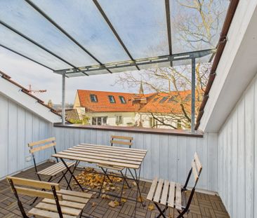 Sunny and renovated 2.5-room penthouse apartment with a view in Basel - Photo 6