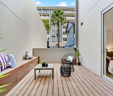 Modern 2-Bedroom Townhouse Living with Dual Courtyards in Waterloo - Photo 1