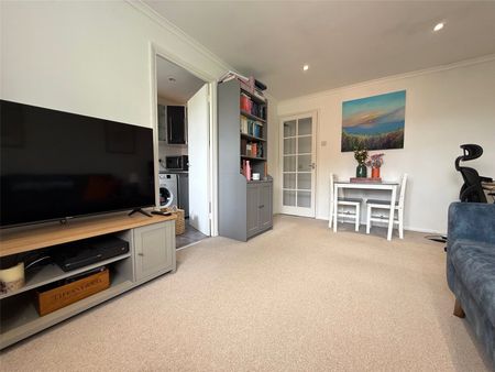 Ascot Court, Aldershot, Hampshire, GU11 - Photo 2