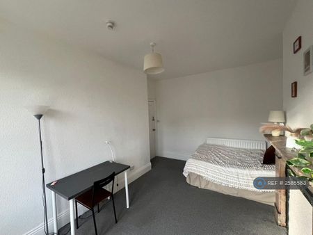 1 bedroom in a house share to rent - Photo 4
