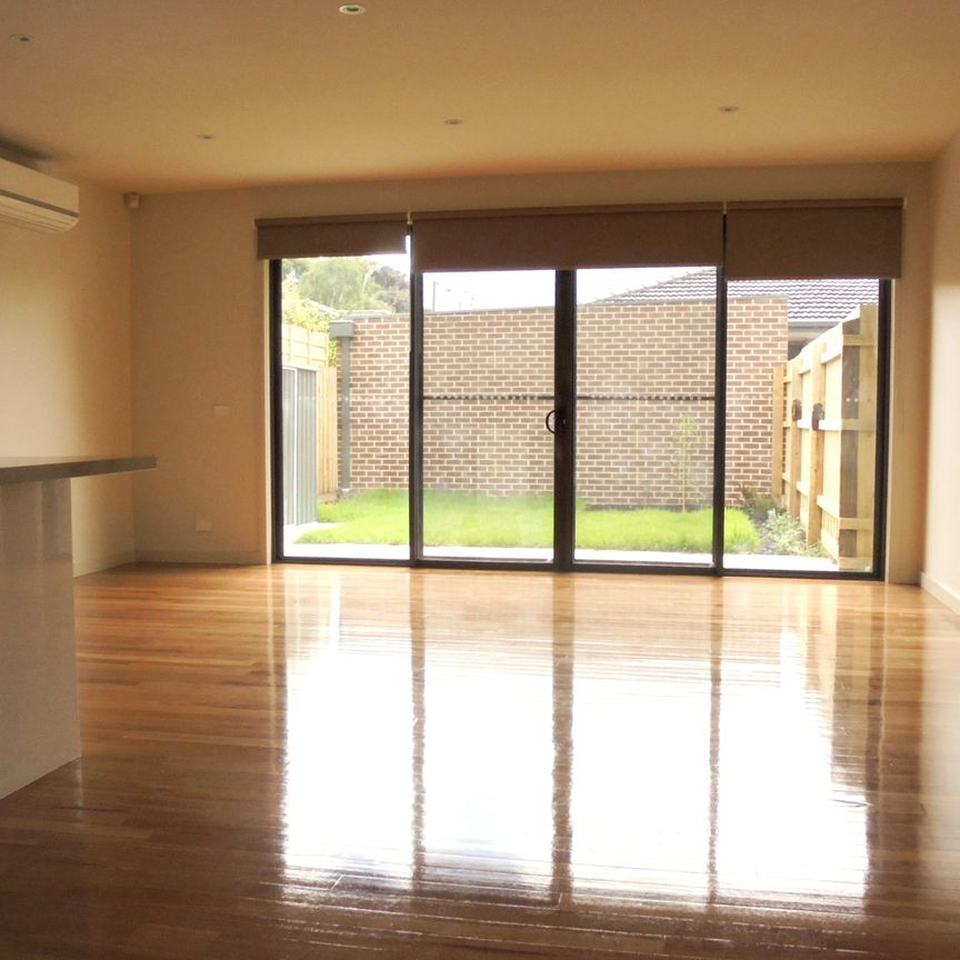 2/31 Parkinson Street, Mount Waverley VIC 3149 - Townhouse For Rent | Domain - Photo 1
