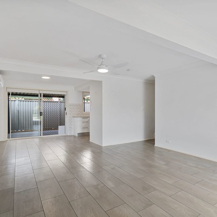 Low-Maintenance Coastal Living - Two-Storey Townhouse in Quiet Cul-De-Sac - Photo 1