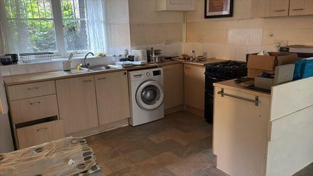 1 bedroom in a flat share to rent - Photo 4