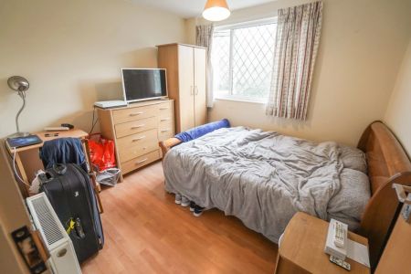 To Rent Archdale Close, Ensbury Park, Bournemouth, BH10 £1,800 pcm Tenancy Info - Photo 4