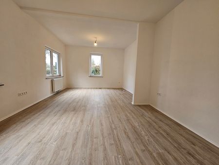 Ebenerdig und komplett renoviert, hier kann man sich wohlfühlen - 5 ZKB mit Garten - Photo 2