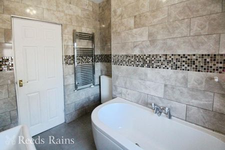 4 bedroom detached house to rent - Photo 4