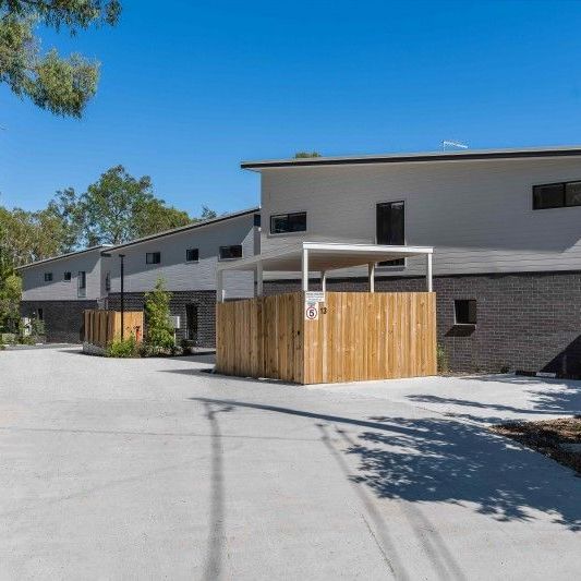 Near New 4 Bedroom Townhouse - Photo 1