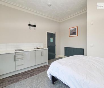 1 bedroom in a house share to rent - Photo 3