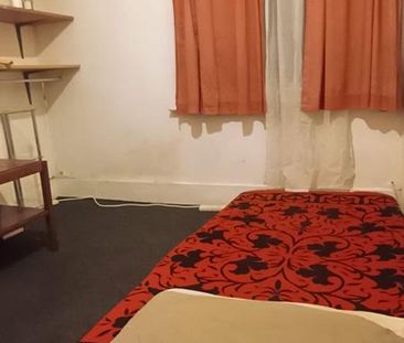 1 bedroom in a flat share to rent - Photo 2