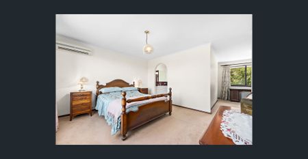 Stunning English-style home set on approx. 15acres - Photo 3