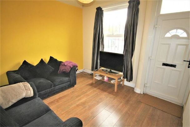 4 Bed - 76 Harold Terrace, Burley, Leeds - LS6 1LD - Student - Photo 1