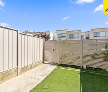 Stylish, Sunlit Home close to Parks, Schools & Shops - Photo 4