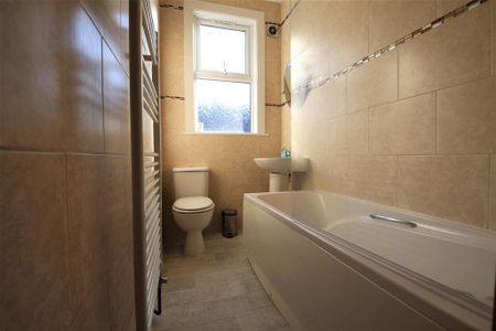 1 bedroom in a house share to rent - Photo 2