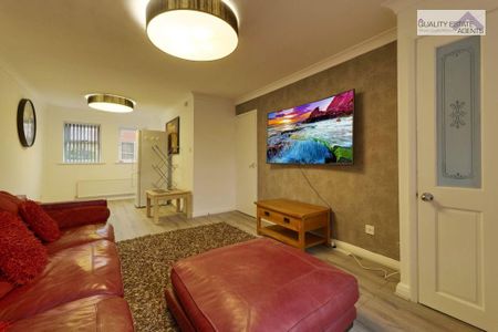 5 bedroom detached house to rent - Photo 2