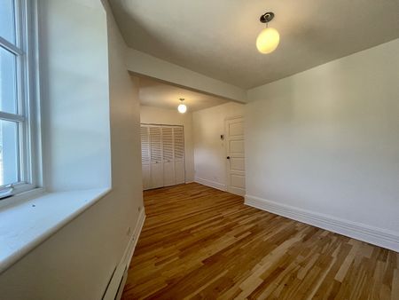 Ahuntsic-Cartierville: Logement rénové de 2 chambres sur 2 étages avec cour privée. - Photo 5