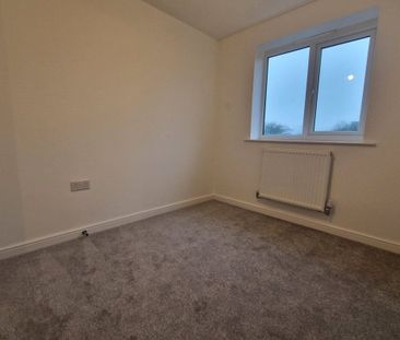 Broad Lane - Photo 2