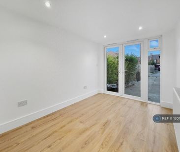 4 bedroom semi-detached house to rent - Photo 4