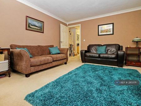 4 bedroom detached house to rent - Photo 2