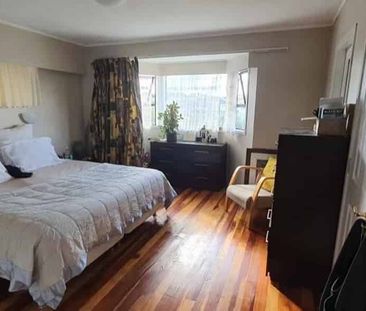 A lovely free standing family home - Photo 4