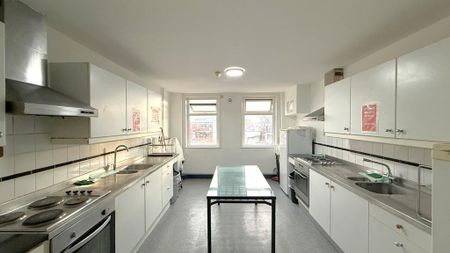 1 bedroom in a house share to rent - Photo 2