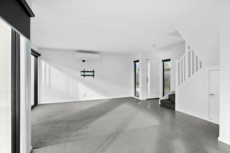 Modern Double-Level Townhouse Opposite Victoria Park, Minutes from Lake Wendouree - Photo 4