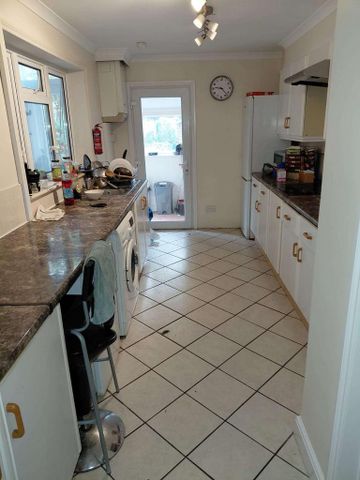 1 bedroom in a house share to rent - Photo 5