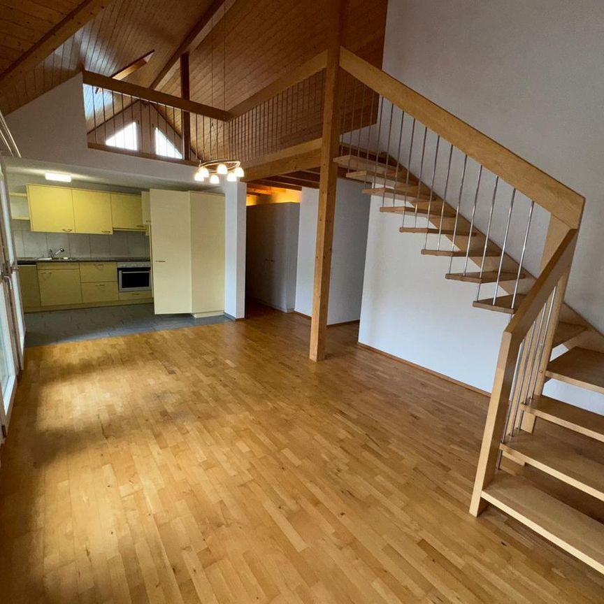 Modern 4.5-Zimmer-Maisonette-Wohnung in idyllischer Lage - Photo 1